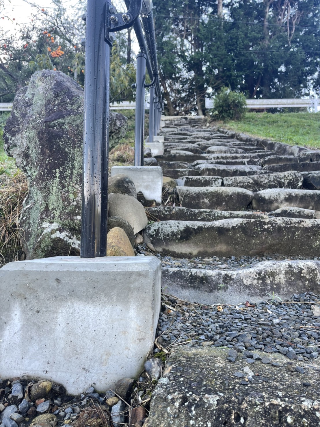 一つ一つ人力で、手作業による施工を行っています。